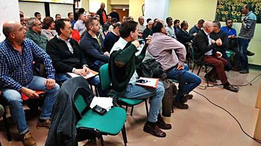 Julián Guerrero conversa con los agicultores en COAG.