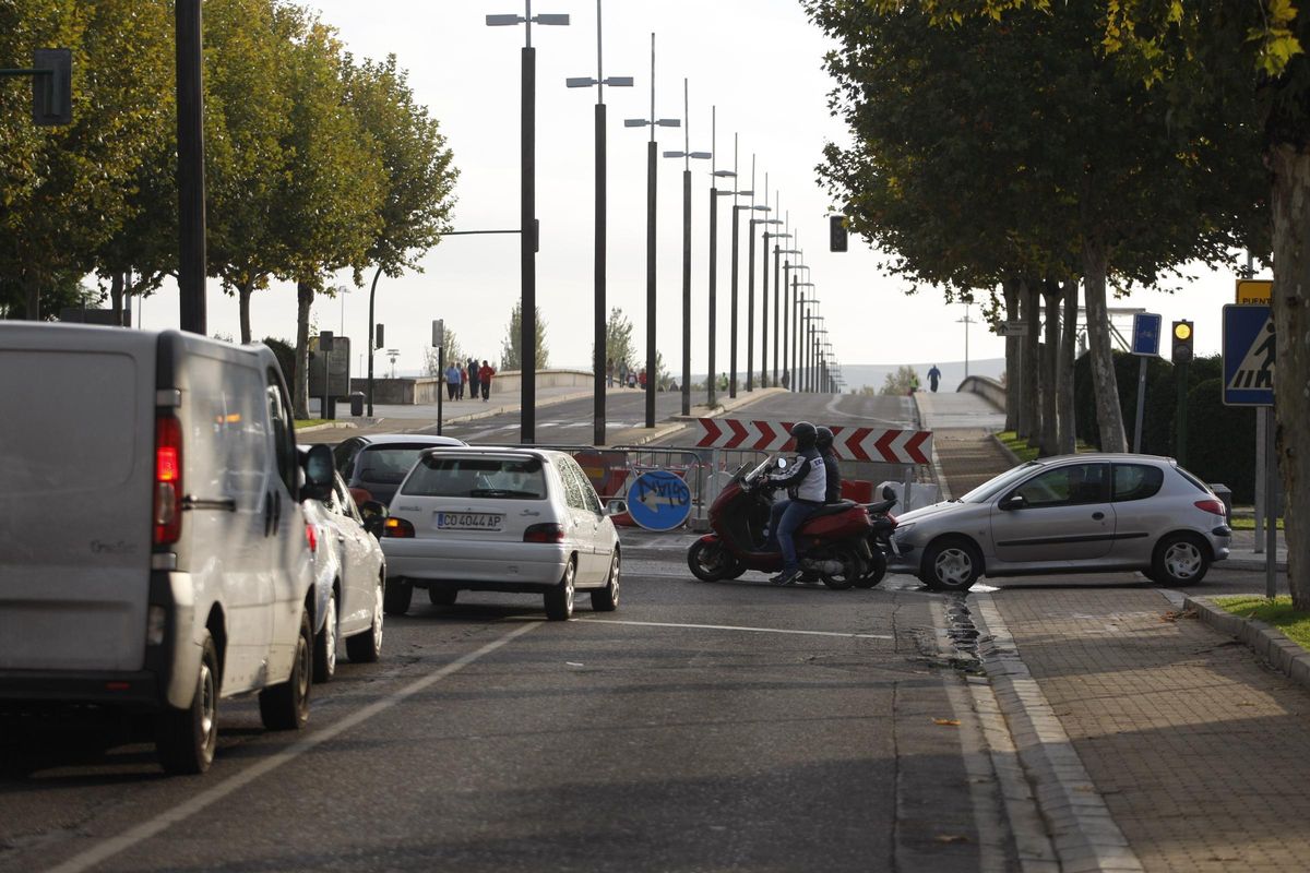 Acceso al puente de El Arenal.