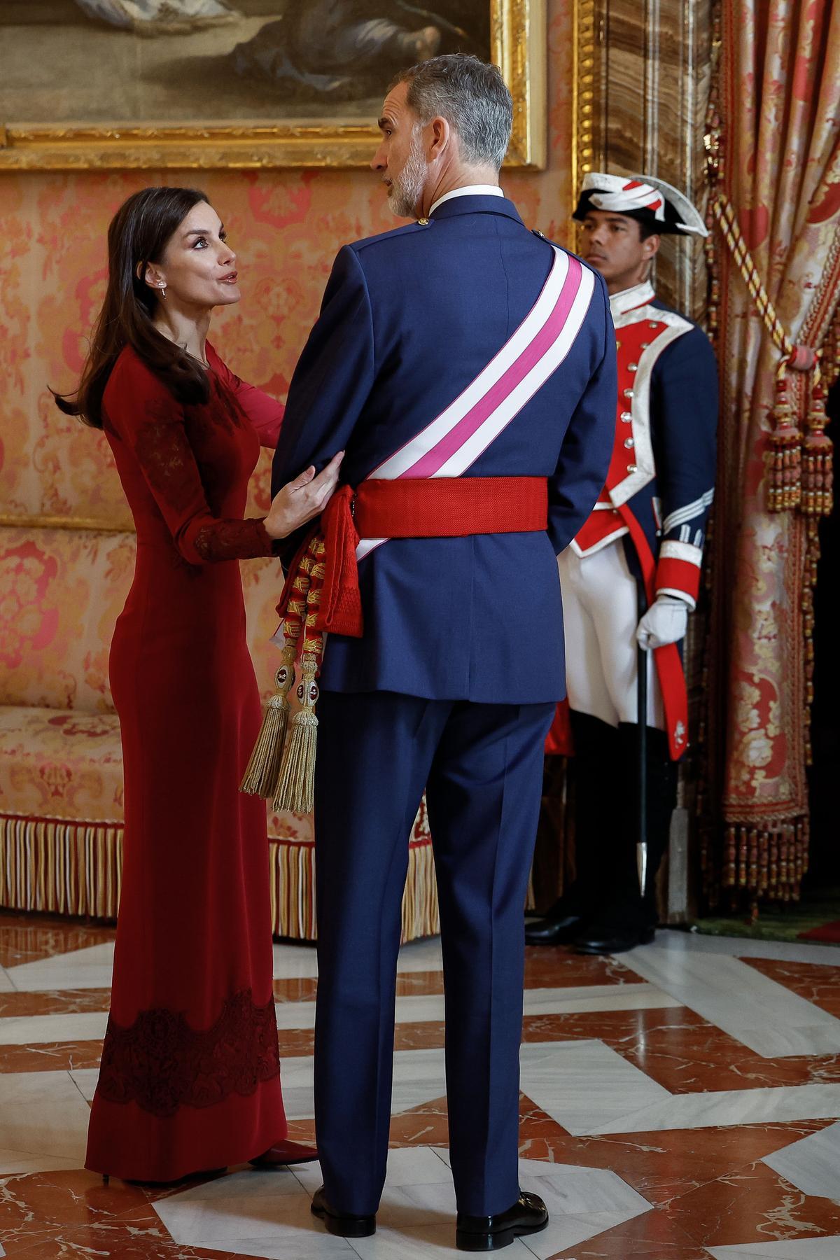 MADRID, 06/01/2023.- El rey Felipe VI y la reina Letizia, durante la recepción a autoridades con motivo de la celebración de la Pascua Militar este viernes en el Palacio Real de Madrid. EFE/ Chema Moya