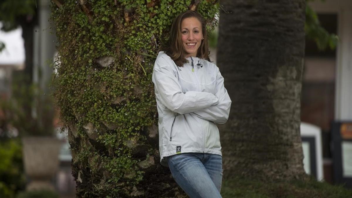 La nadadora Jessica Vall posa en el jardín del CN Sant Andreu, el club donde se siente como en casa y prepara el reto olímpico.