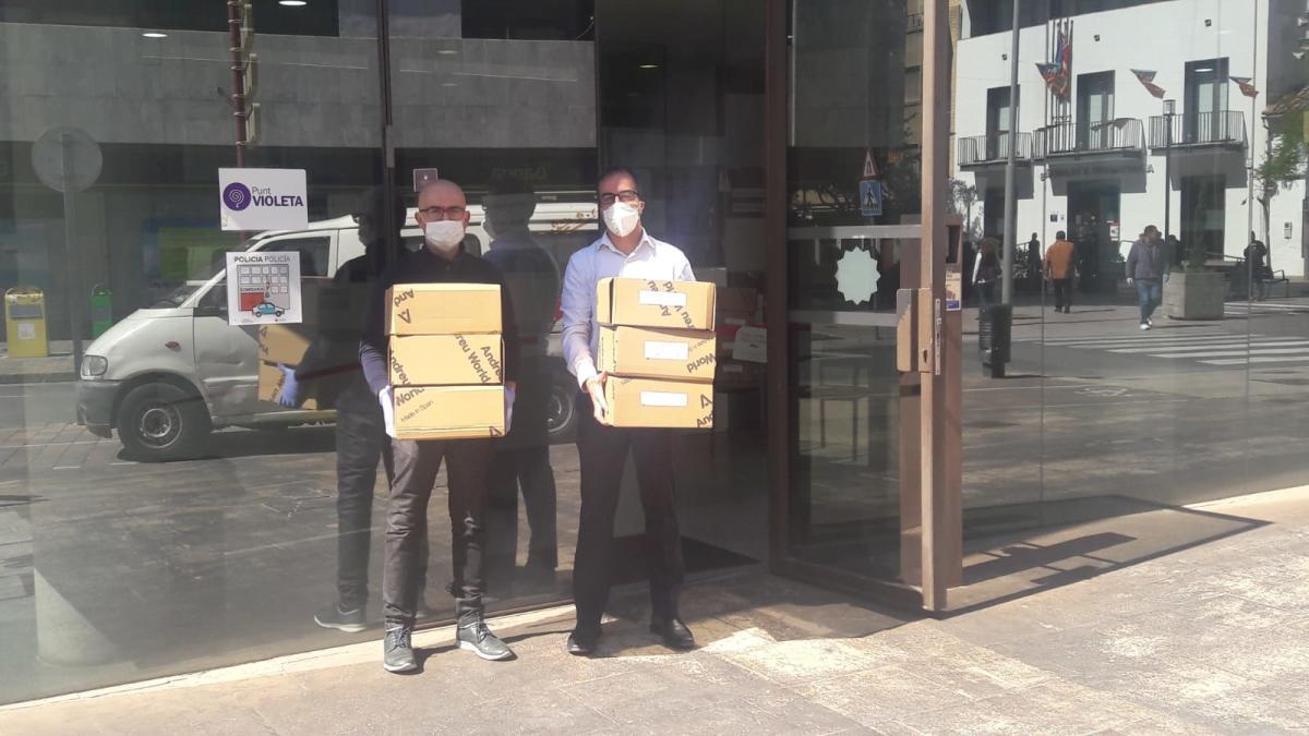 Entrega de las mascarillas de Andreu World al alcalde de Alaquàs.