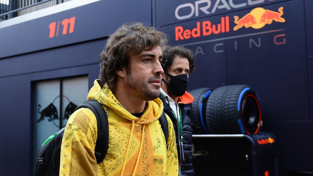Fernando Alonso llegando al circuito de Imola