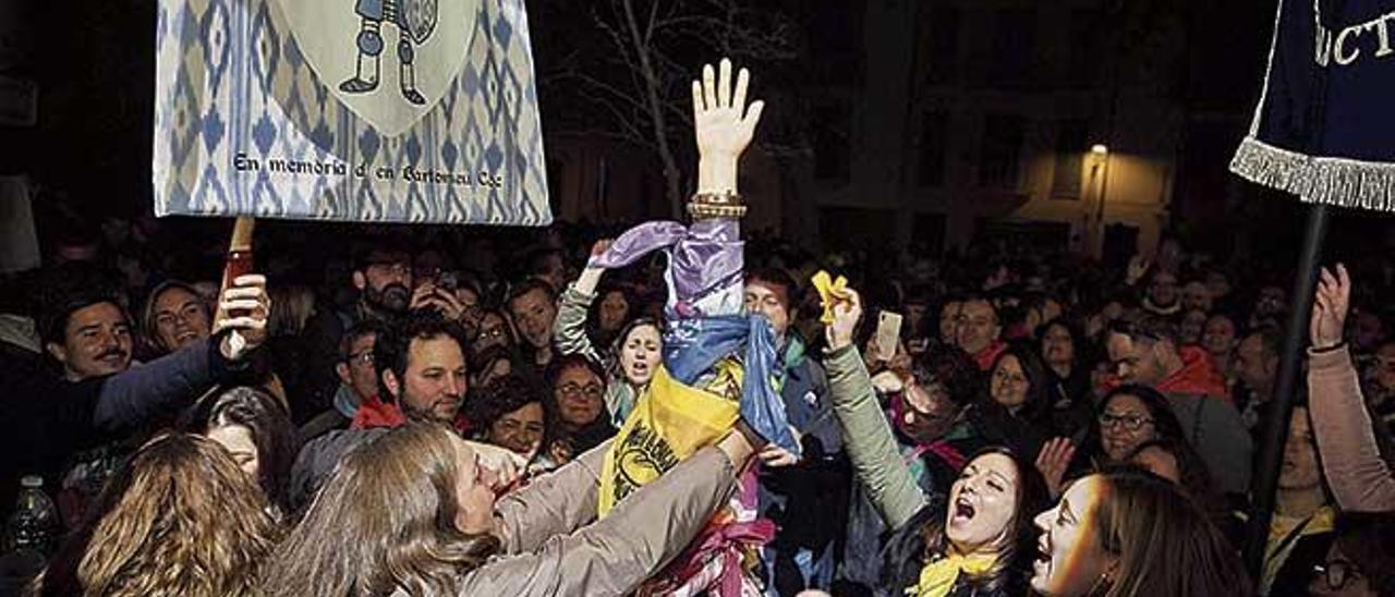 El ritual santsebastianer en el primer Encontre de Confraries, el aÃ±o pasado en la plaza LlorenÃ§ Bisbal.