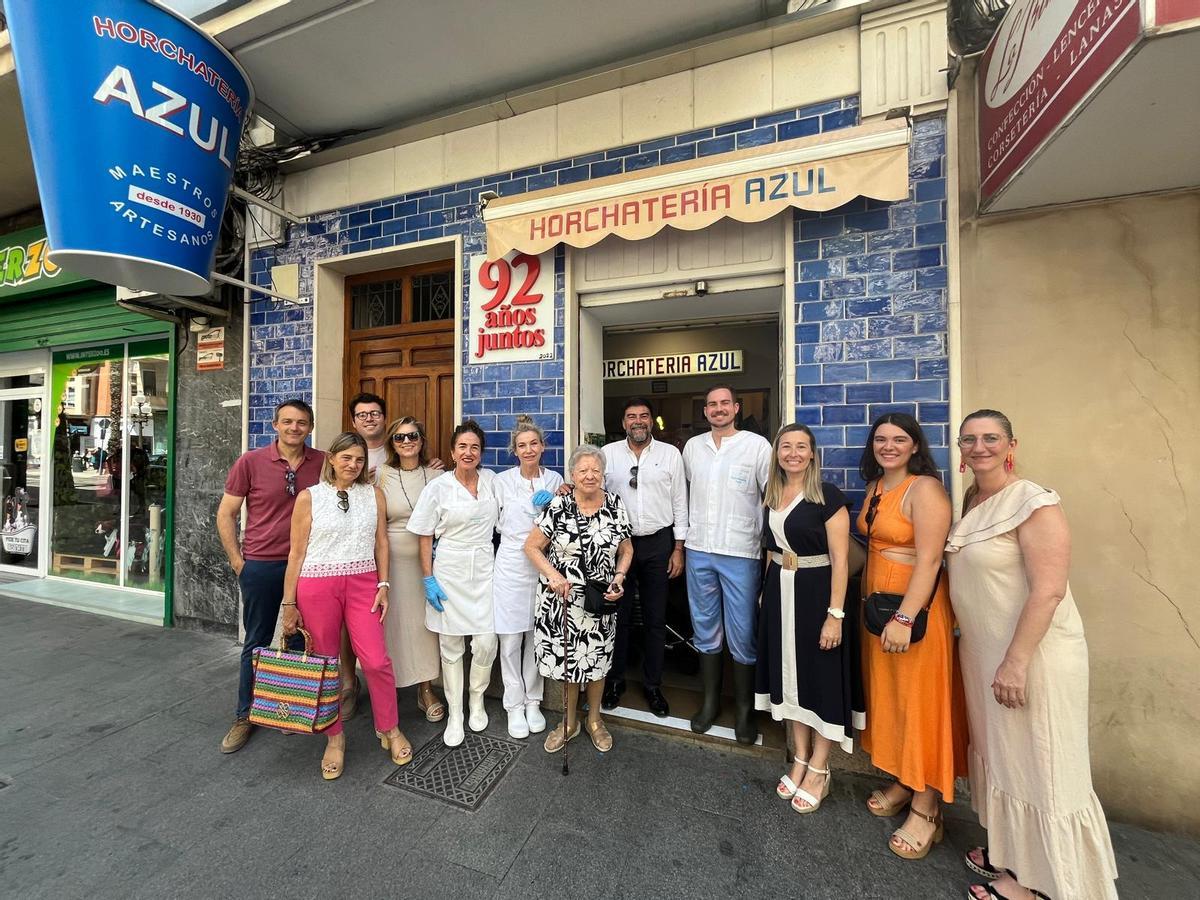 la familia de Alejandrina Candela en la fachada de la Horchatería Azul.