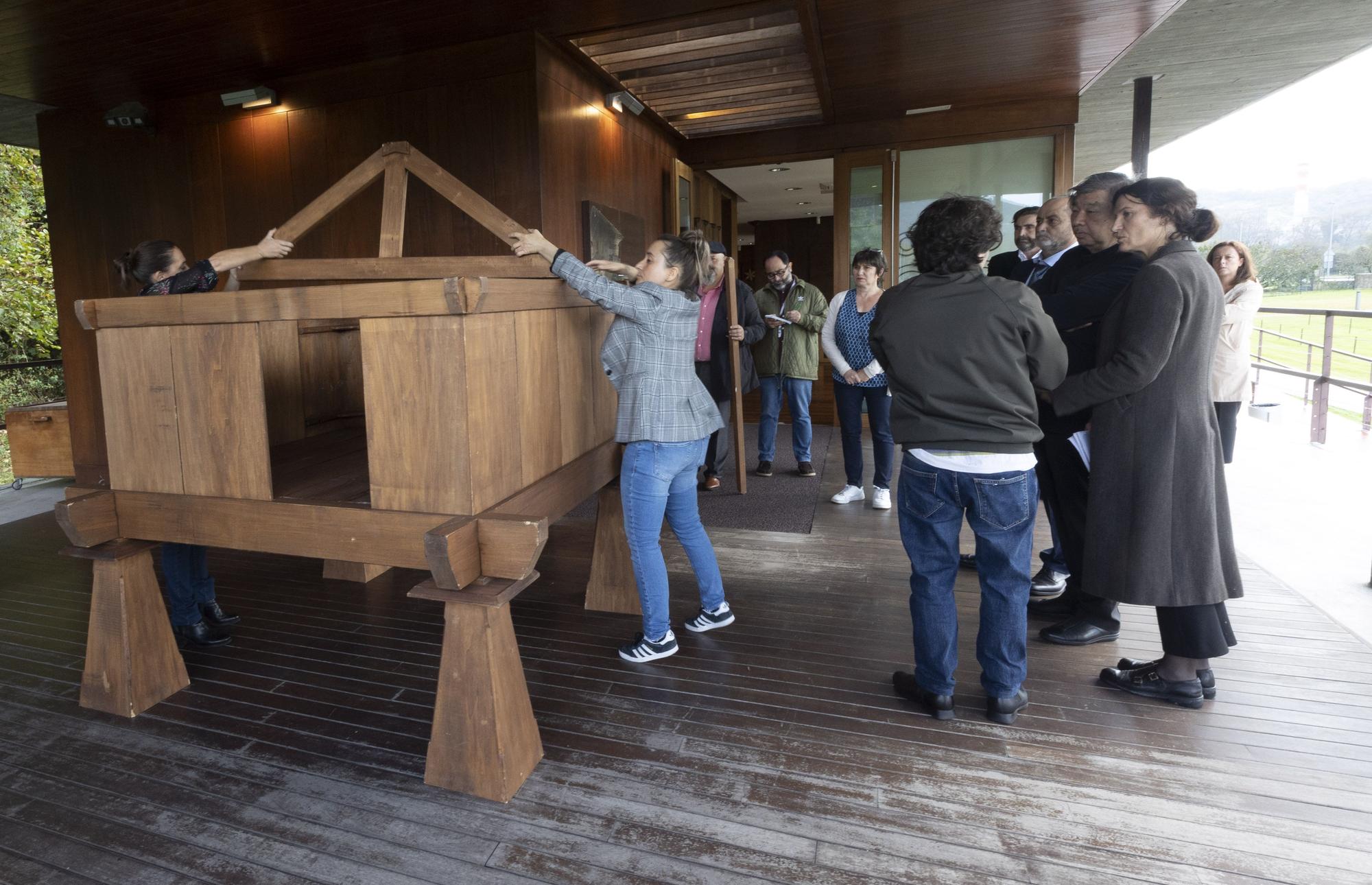 Shigeru Ban disfruta en Asturias: el arquitecto premio "Princesa" de la Concordia visita los hórreos