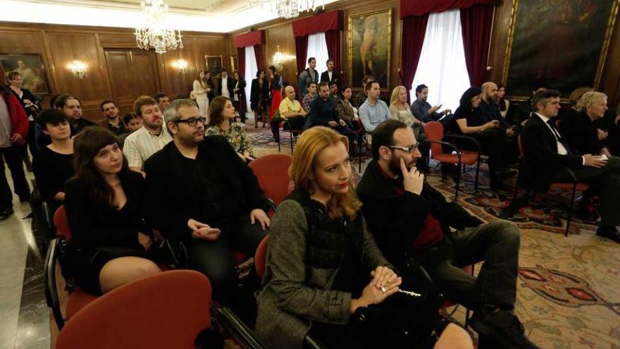 RECEPCIÓN OFICIAL A LOS PARTICIPANTES EN EL AVILÉS ACCIÓN FILM FESTIVAL. La alcaldesa de Avilés, Mariví Monteserín, y la concejala de Cultura, Yolanda Alonso, recibieron ayer a la organización, al jurado y a algunos de los participantes del festival de cine, en el Ayuntamiento.