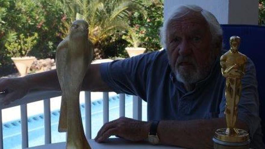 Ronnie Taylor, en la terraza de su casa en Eivissa, en 2010, junto al Óscar y el Falcó d&#039;Or, que recibió en la cuarta edición del IFF.