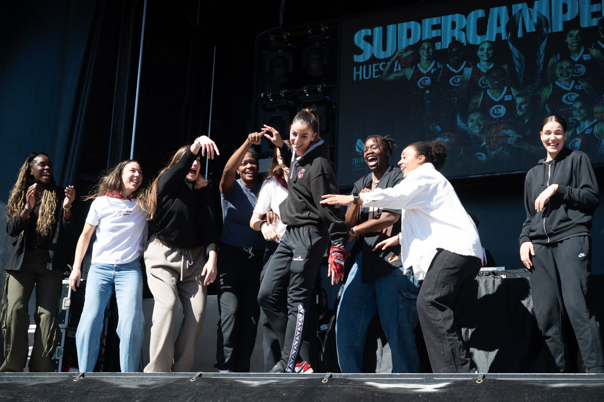 El Casademont Zaragoza celebra la Supercopa ante su afición