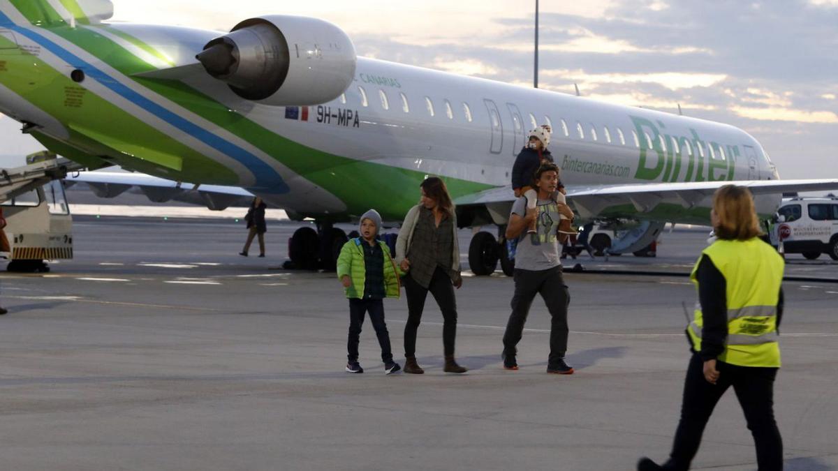 Viajeros llegando de un vuelo de la compañía canaria Binter en el aeropuerto de Zaragoza. | EL PERIÓDICO