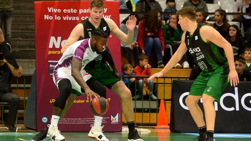 Mathias Lessort intenta superar la defensa del Joventut. El Unicaja perdió el sábado en Badalona.