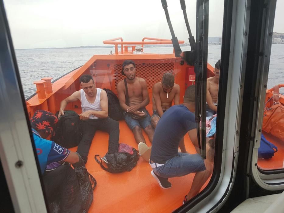 Rescatan a 8 inmigrantes de una patera