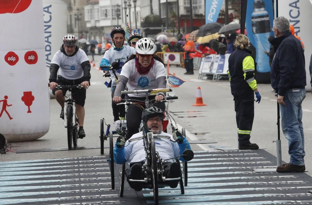 Llegada a Baiona de los cerca de 5.000 corredores participantes en la Vig-Bay