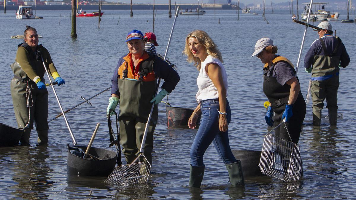 Yolanda Díaz, esta mañana junto a varias mariscadoras en Vilagarcía de Arousa.