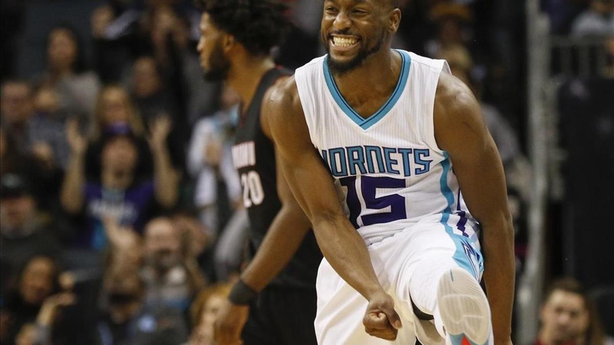 Kemba Walker celebra un triple convertido contra los Miami Heat.