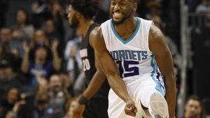 Kemba Walker celebra un triple convertido contra los Miami Heat.