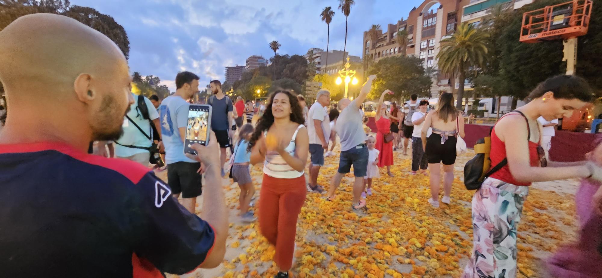 La "otra Batalla de Flores" al acabar el festejo