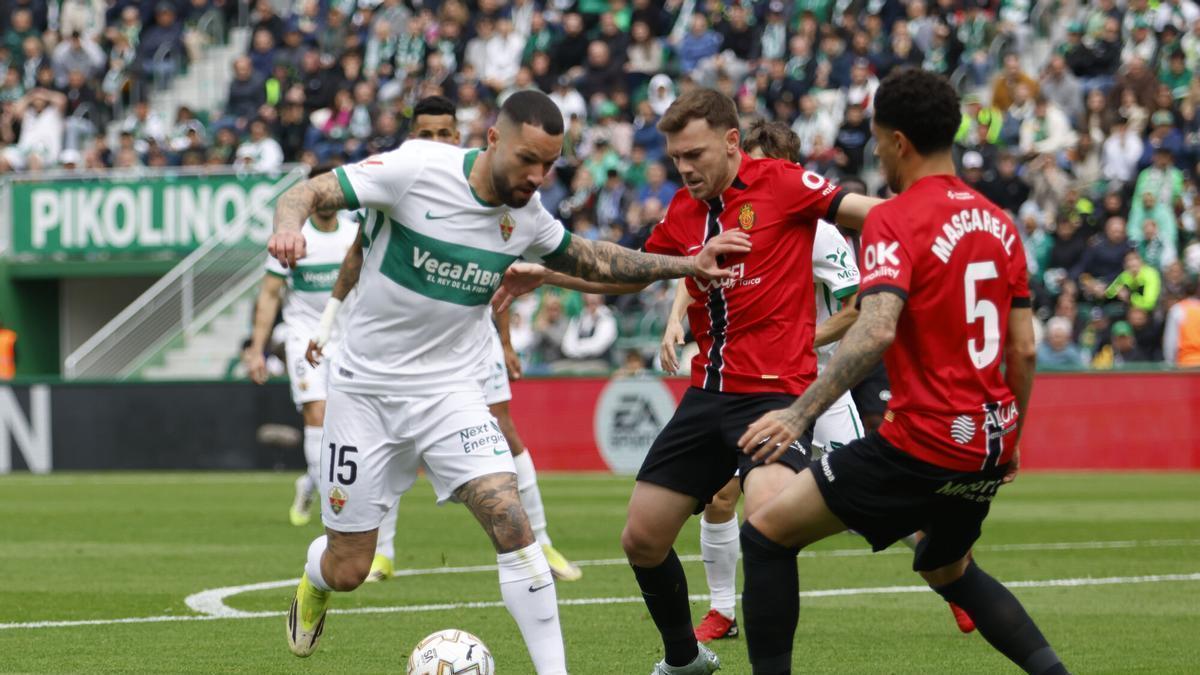 Tete Morente recibe la presión de Toni Lato y Mascarell