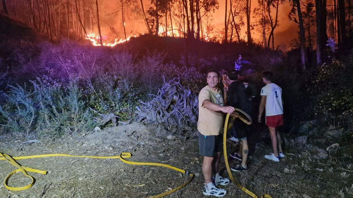 Los vecinos de Castroagudín lucharon contra el fuego toda la noche y junt con los efectivos antiincendios lograron salvar las casas.