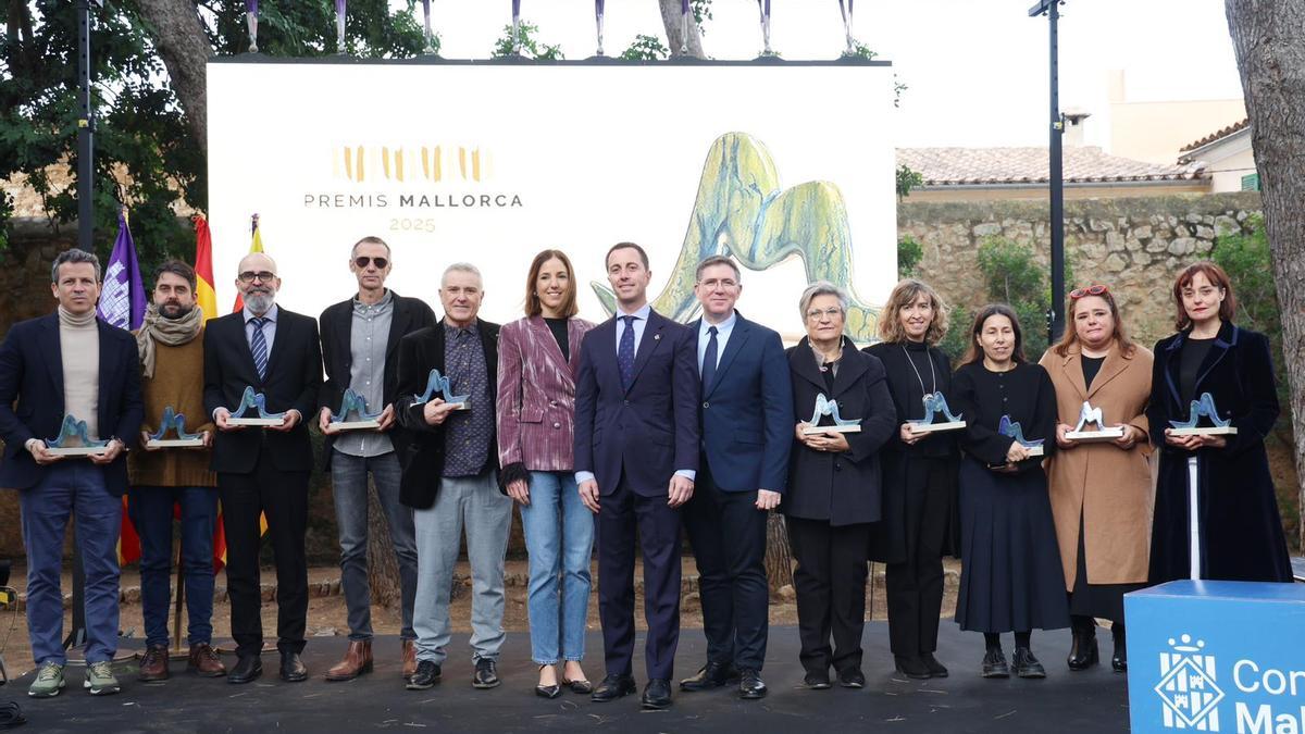 Todos los galardonados y las autoridades políticas del Consell de Mallorca