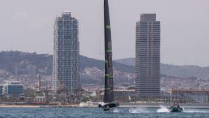 El AC75 del equipo Ineos Britannia de la Copa América de vela entrena frente a las playas barcelonesas, en mayo de 2024.