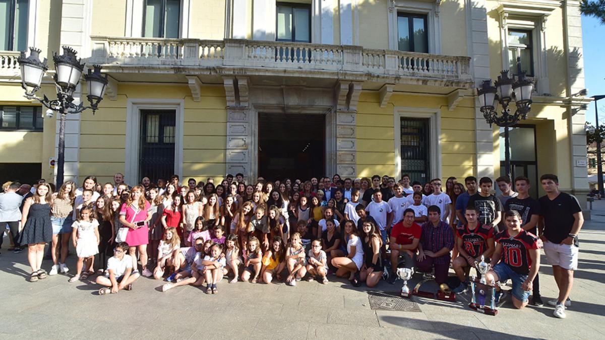 Unos 17 deportistas individuales y 10 equipos han recibido un reconocimiento en un acto organizado en el Ayuntamiento de L'Hospitalet