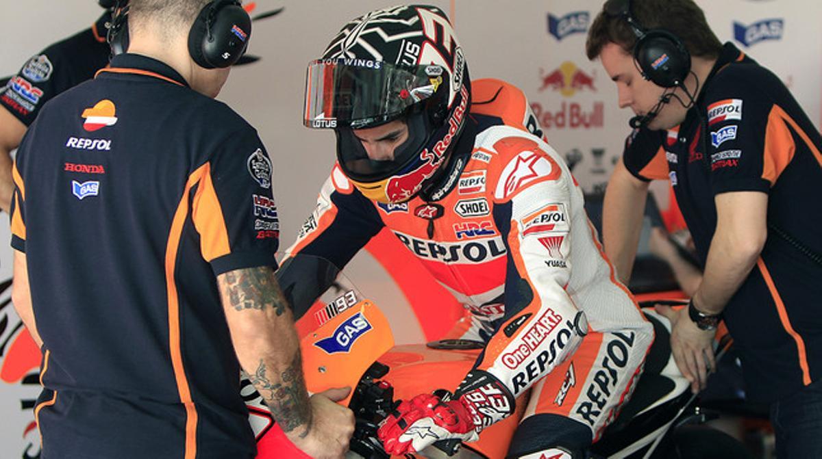 Marc Márquez prova la seva nova moto durant els primers assajos de pretemporada, a Sepang (Malàisia).