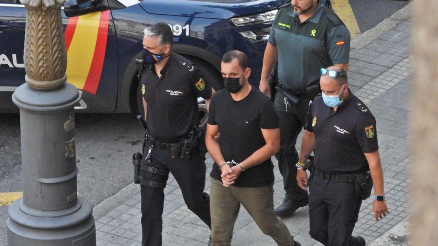 Llegó a juicio desde prisión; lo condujo la Guardia Civil y la Policía lo custodió en la sala.