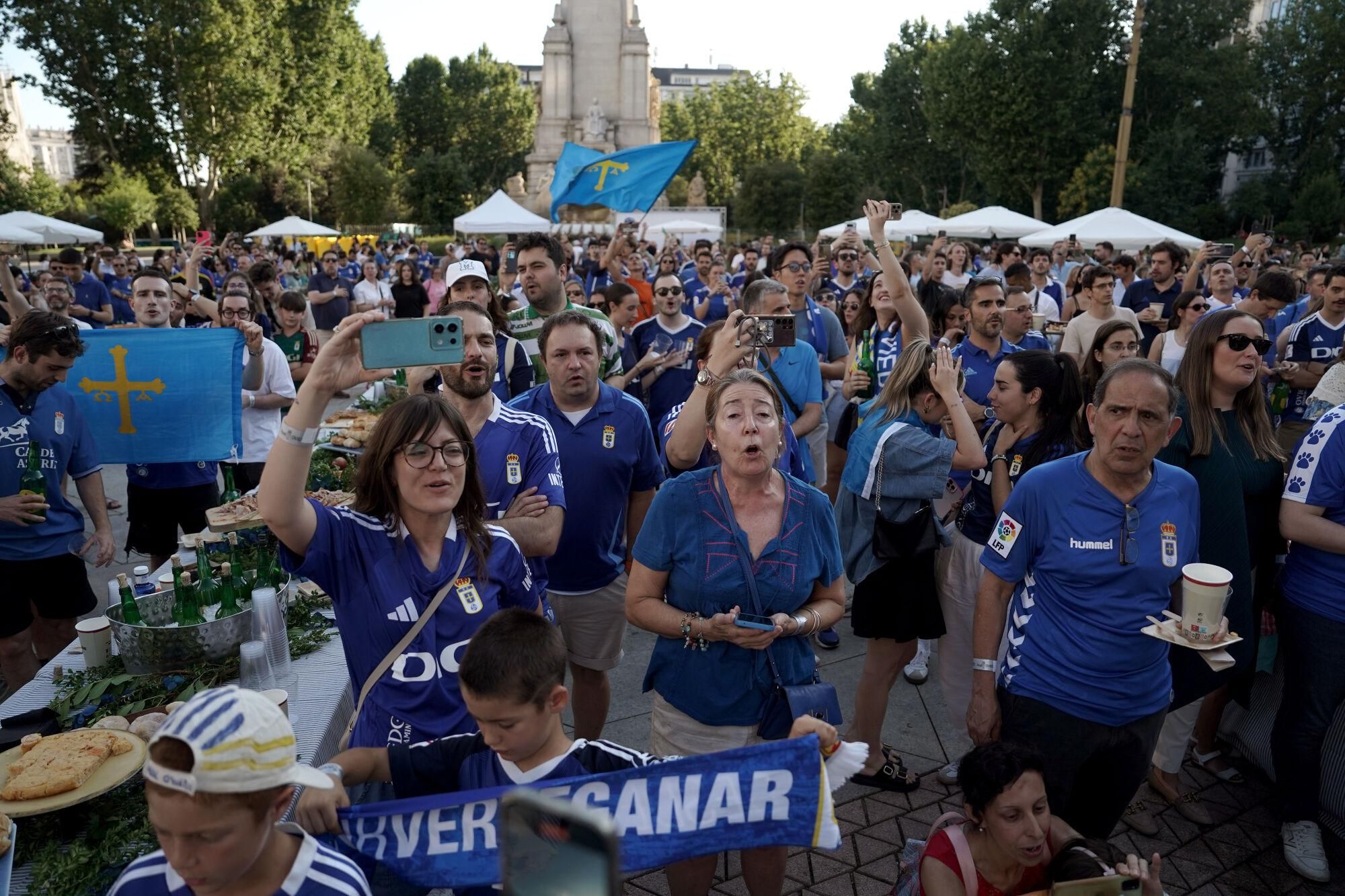 Así fue la fiesta del ascenso del Real Oviedo en Madrid.