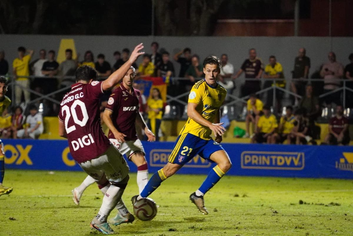 Álvaro Giménez, delantero grana, durante una acción del encuentro.
