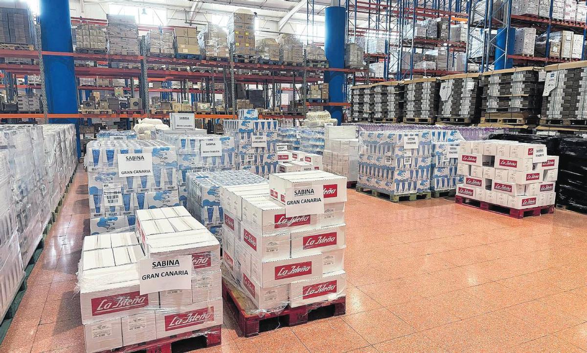 Palets de comida listos para la entrega a Cáritas.