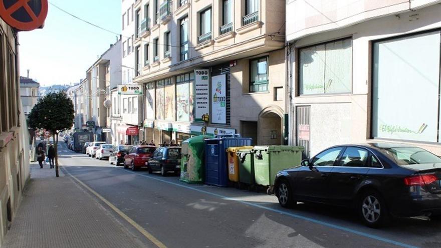 Una de las calles de la capital de Bergantiños con plazas de zona azul de estacionamiento gratuito por un tiempo máximo de 90 minutos / c. carballo