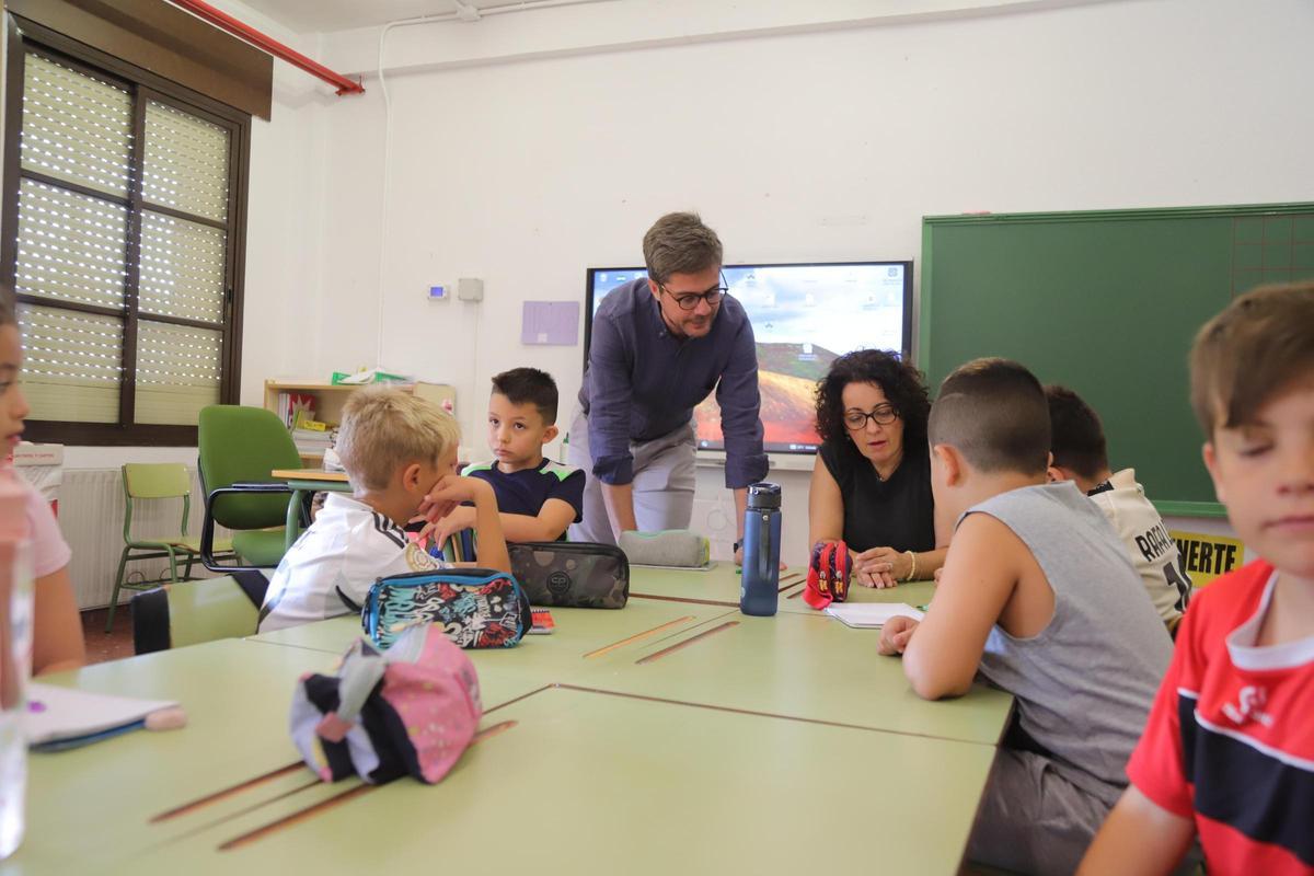 El delegado de Educación, Diego Copé, visita uno de los centros.