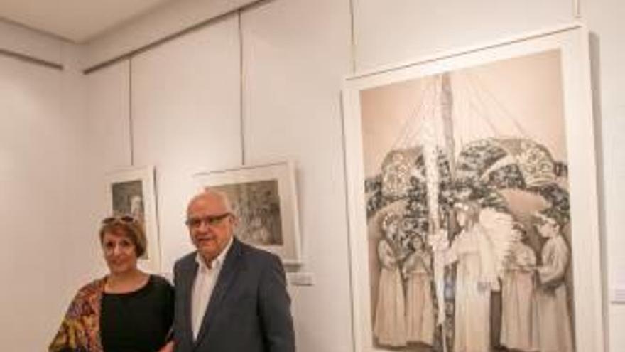 La artista María Teresa Pérez López y el presidente del Misteri, Fernando García, en el MACE.