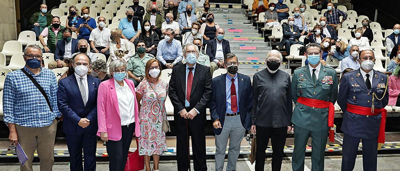 Por la izquierda, Juan Nicieza, Ignacio Villaverde, Ana González, Ana Ceballos, Marcelo Palacios, Hilario Mañanes, Vicente Díez Faixat, Laurentino Ceña y Juan Antonio Moliner, ayer, en el Antiguo Instituto. | Juan Plaza