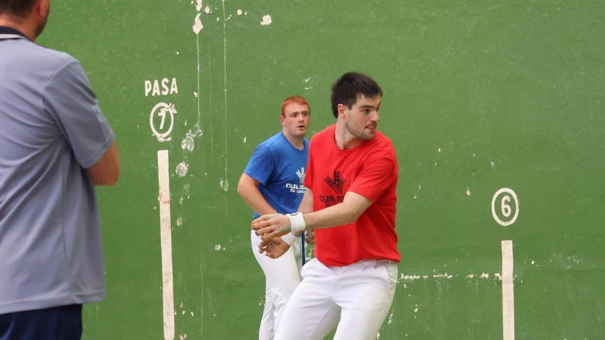 Etxaniz golpea la bola en presencia de Belardi durante la semifinal élite del Trofeo Ferias y Fiestas de San Pedro 2026 de pelota mano