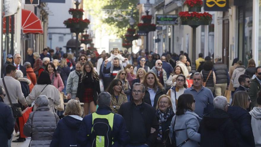 Población en una céntrica calle de Córdoba en una imagen reciente.