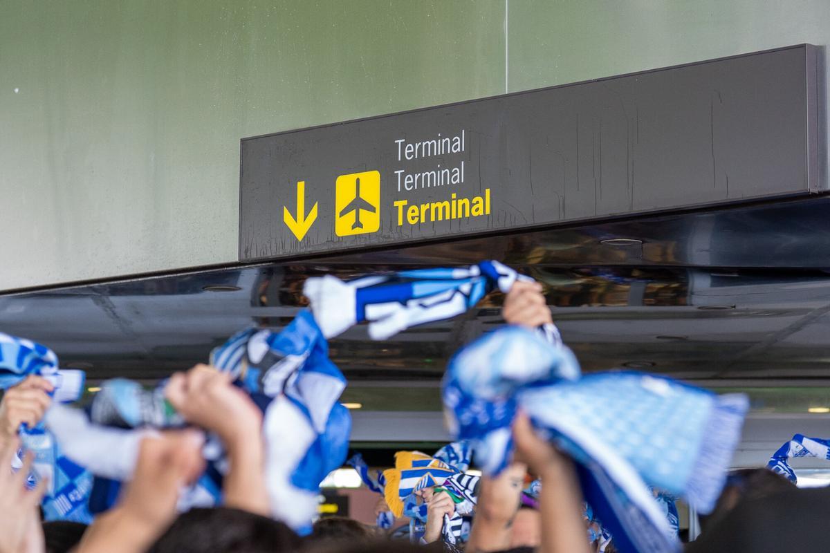 Despedida al Málaga CF en el aeropuerto antes de enfrentarse a la UD Las Palmas en el primer partido del play off de ascenso a la Primera División Despedida al Málaga CF en el aeropuerto antes de enfrentarse a la UD Las Palmas en el primer partido del play off de ascenso a la Primera División