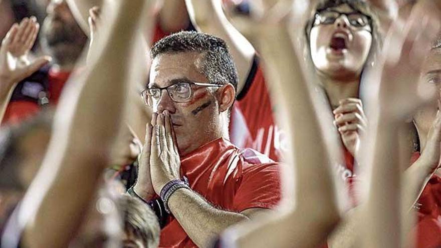 Un aficionado reza en las gradas de Son Moix el dÃ­a del ascenso a Primera ante el Deportivo.