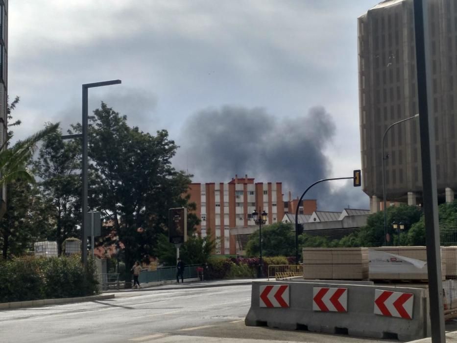 El fuego, iniciado poco después de las tres de la tarde de este martes, ha generado una columna de humo visible desde muchos puntos de Málaga.