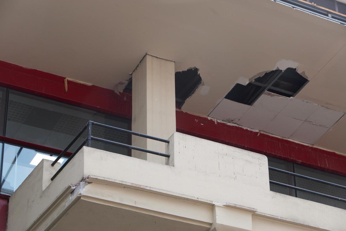 Los techos de un ala del edificio están destrozados.