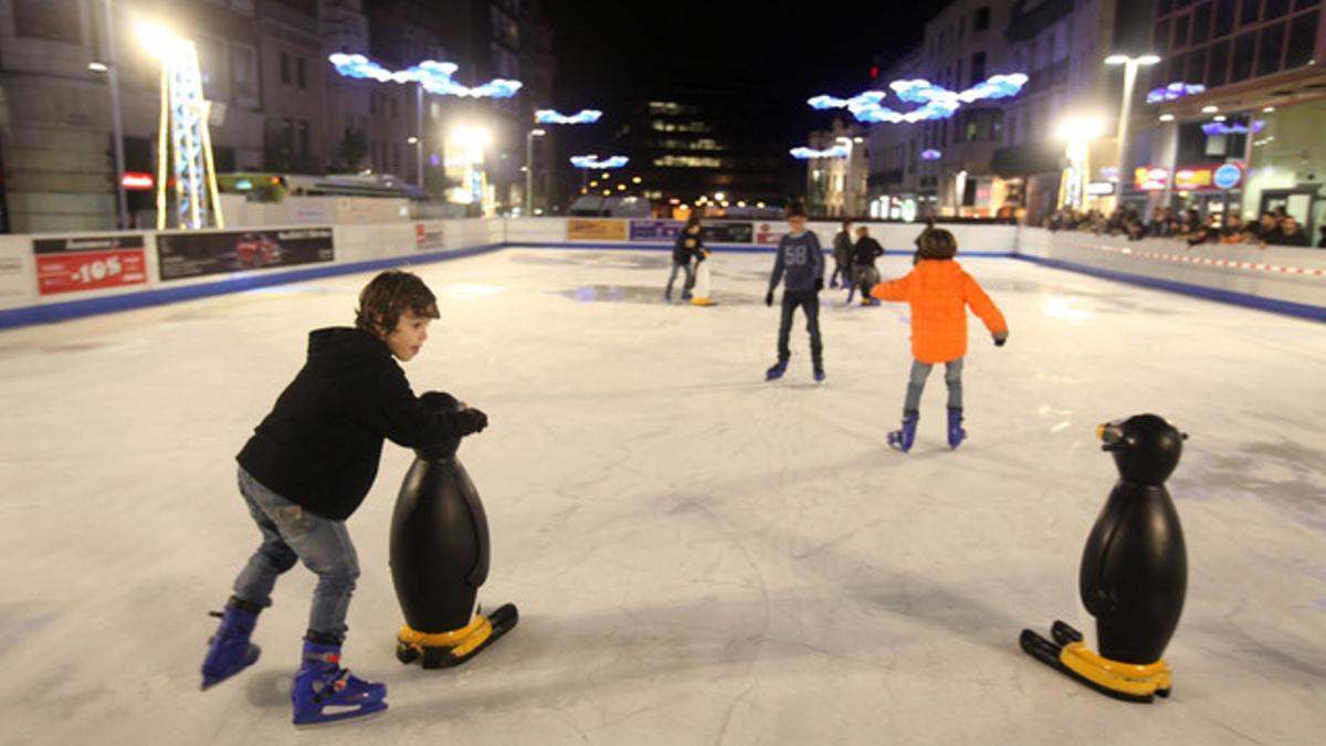 Sabadell abre su pista de hielo en el reción inaugurado Paseo de la Plaza Mayor