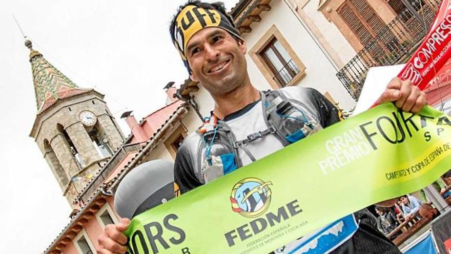 Gerard Morales celebrant la victòria de l&#039;Ultra Trail del Montseny