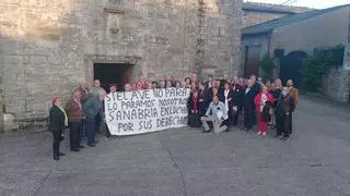Sanabria lucha por sus "derechos" con pancartas en las que amenaza con "parar" el AVE