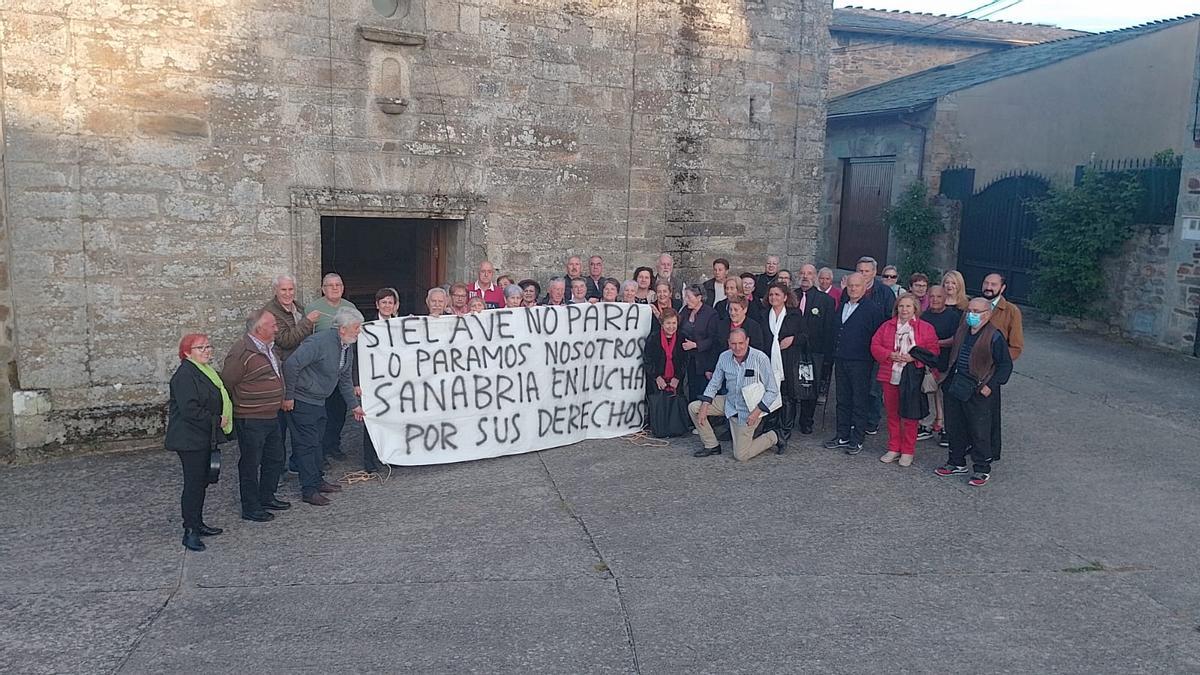 GALERÍA | Pancartas contra la supresión de trenes en Sanabria