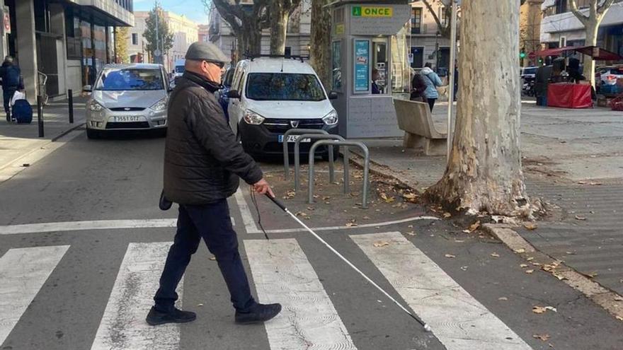 La nova mobilitat silenciosa afecta els vianants amb discapacitat visual