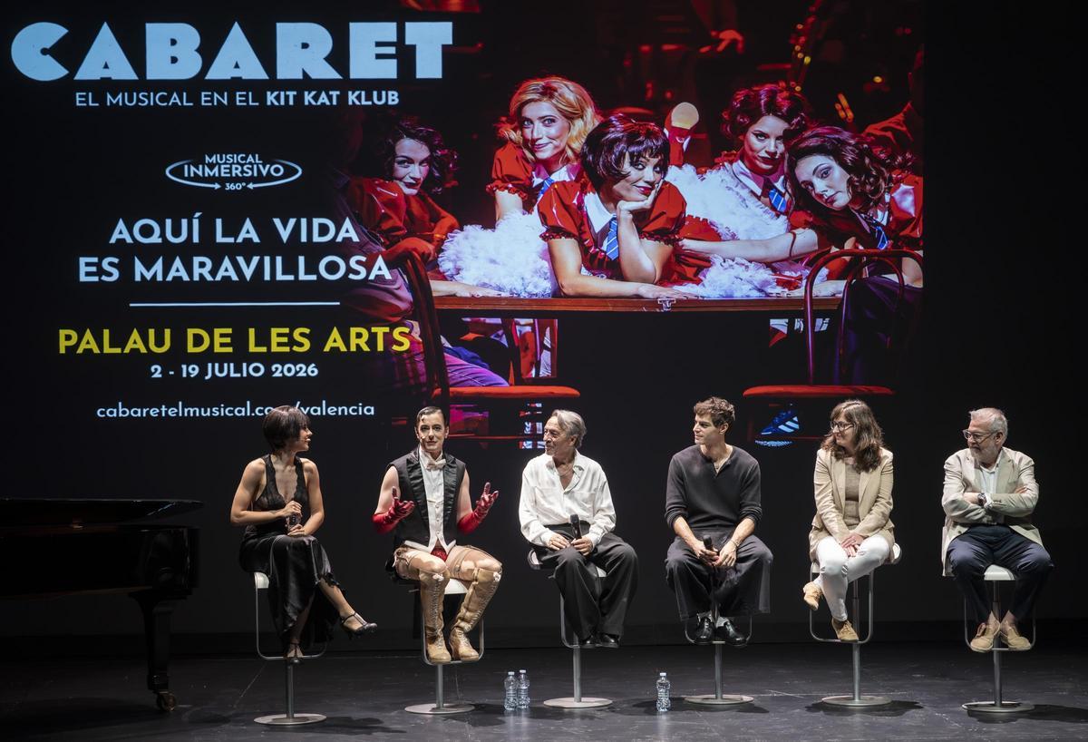 Presentación de 'Cabaret. El musical en el Kit Kat Club' en el Palau de Les Arts esta mañana.