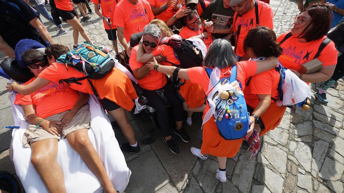 Un grupo de personas con ELA se reivindica en el Camino de Santiago