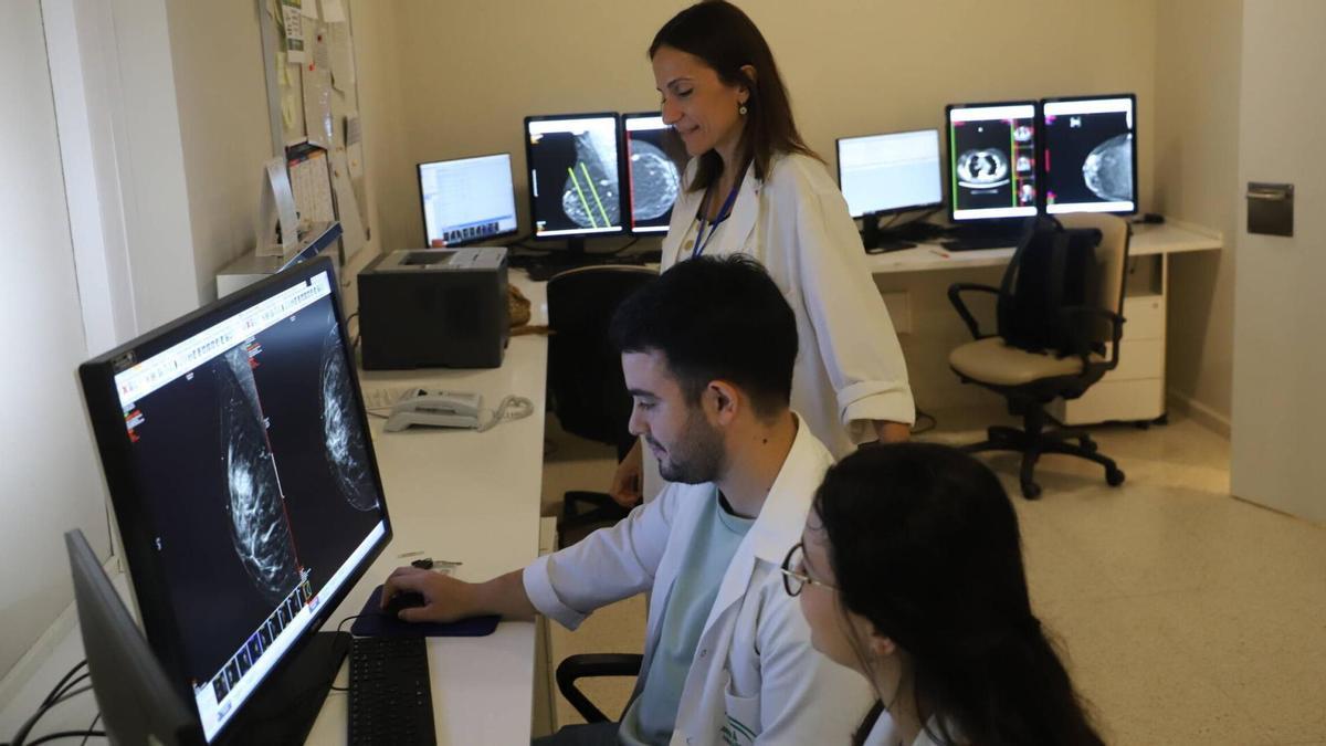 Imagen de archivo de tres radiólogos en un hospital de Córdoba.