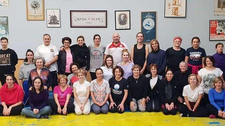 Víctor Valle, en el centro, y José Manuel Navarro, a la izquierda, con mujeres del barrio de Ciudad Naranco durante uno de los cursos anteriores.