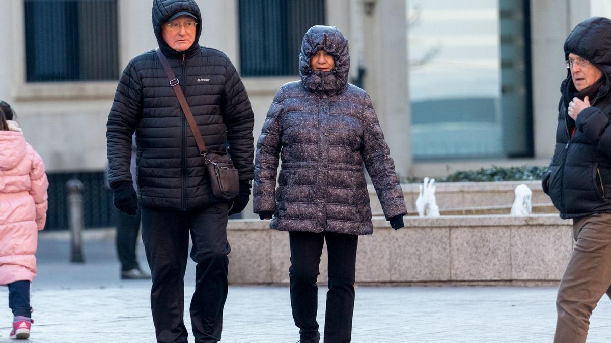 Dos personas abrigadas caminan por las calles de Teruel